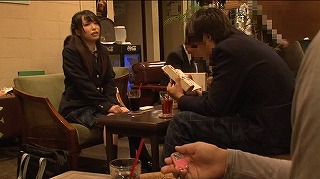 カフェで彼氏といても退屈そうに見つめてくる少女を寝取る(松下ひかり)_キャプチャ画像_01
